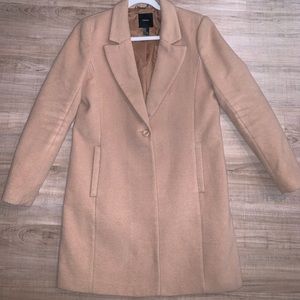 Foreve21 brand. Tan colored knee length coat with pockets. Size M.